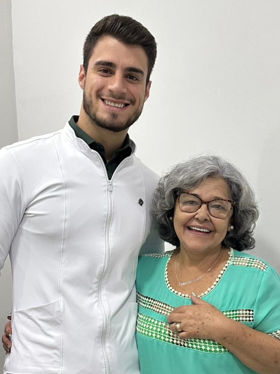 Dr. Lucas Cosmam com paciente no consultório